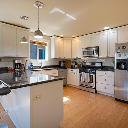 Stylish North Seattle Townhouse- Dual Master Suites Екстер'єр фото