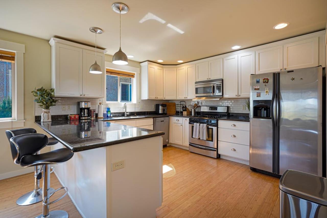 Stylish North Seattle Townhouse- Dual Master Suites Екстер'єр фото