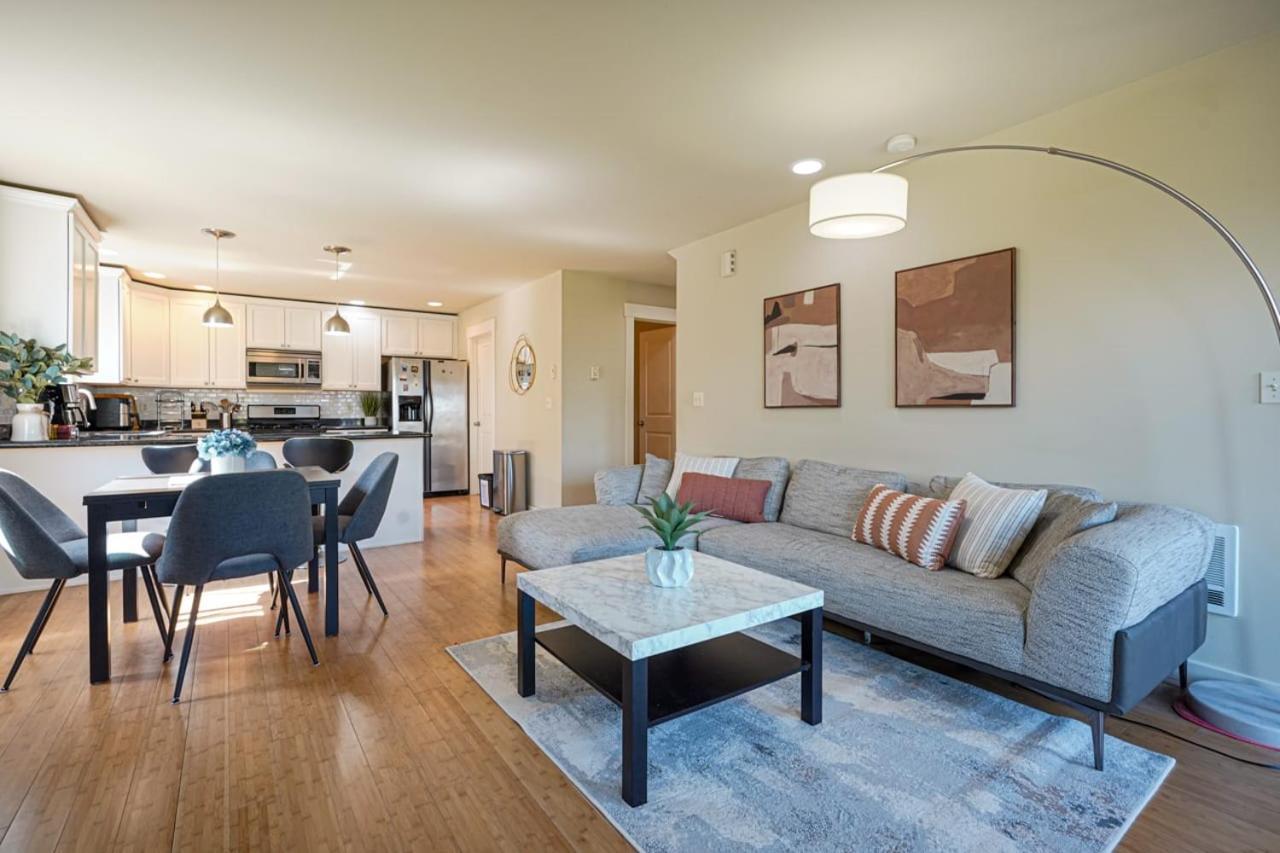 Stylish North Seattle Townhouse- Dual Master Suites Екстер'єр фото