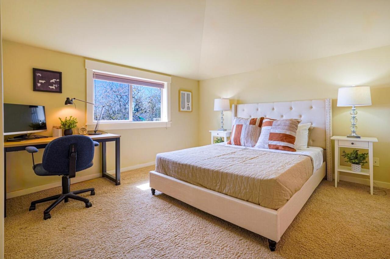 Stylish North Seattle Townhouse- Dual Master Suites Екстер'єр фото