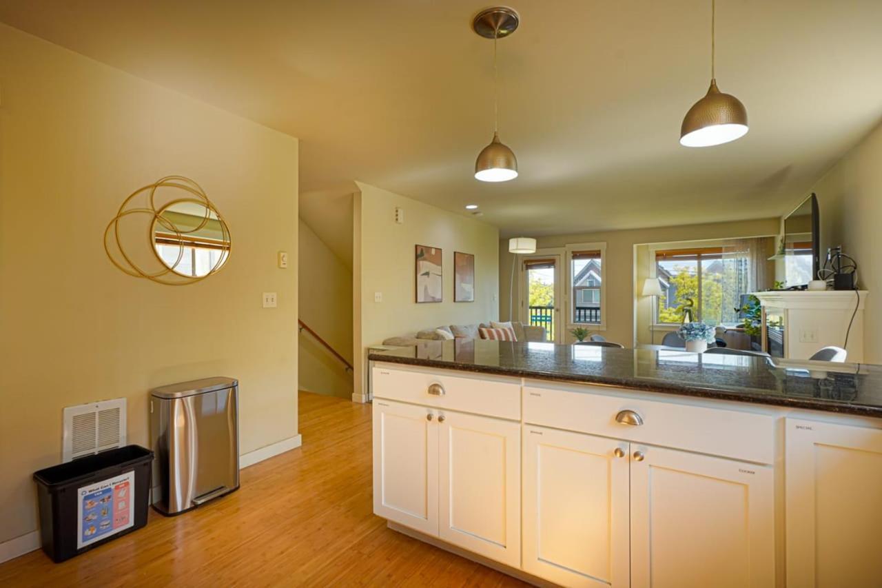 Stylish North Seattle Townhouse- Dual Master Suites Екстер'єр фото