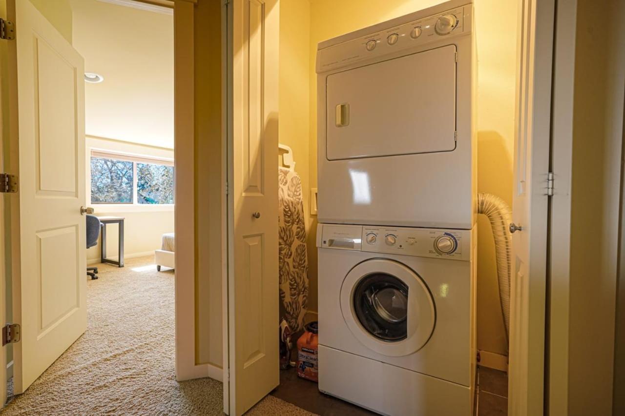 Stylish North Seattle Townhouse- Dual Master Suites Екстер'єр фото