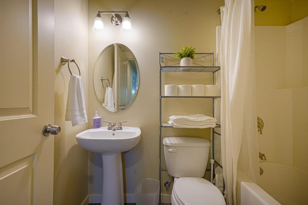 Stylish North Seattle Townhouse- Dual Master Suites Екстер'єр фото