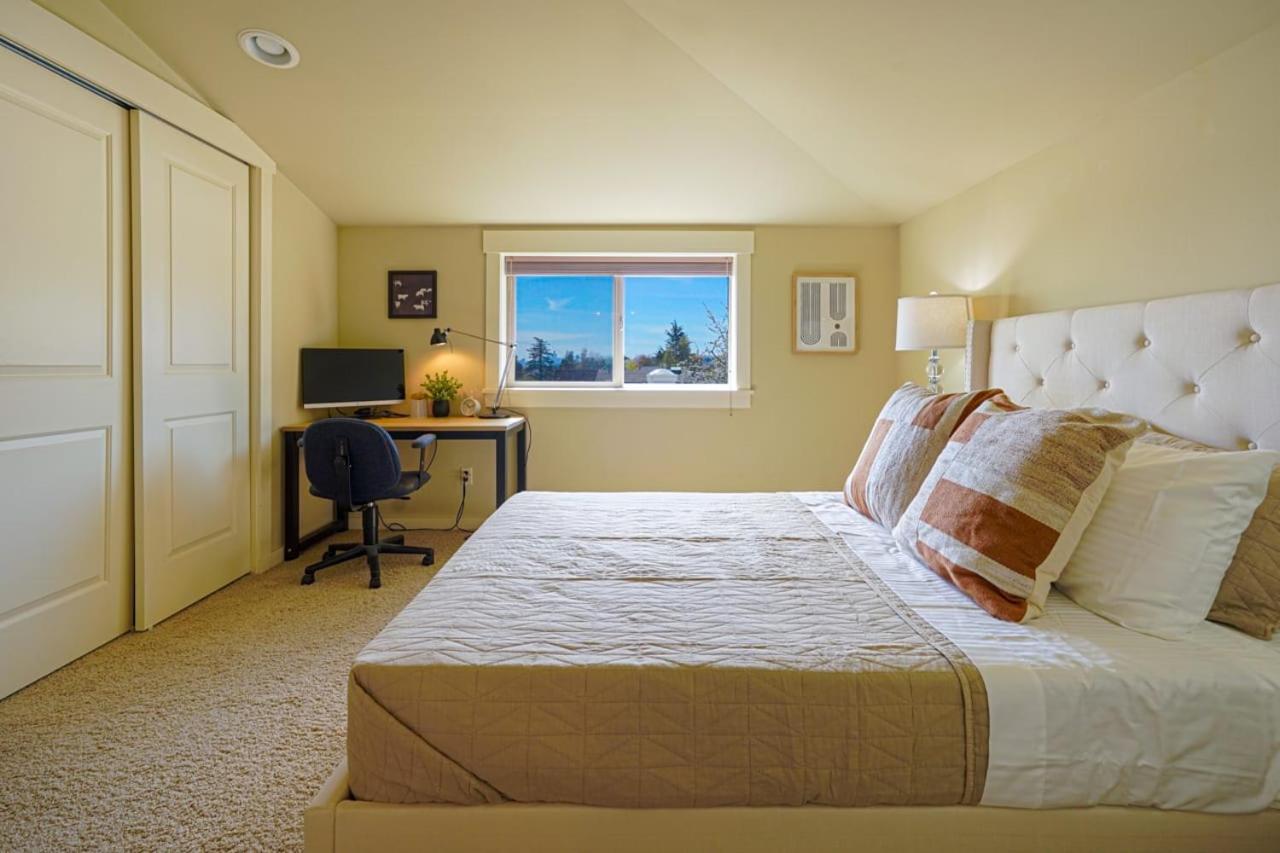 Stylish North Seattle Townhouse- Dual Master Suites Екстер'єр фото