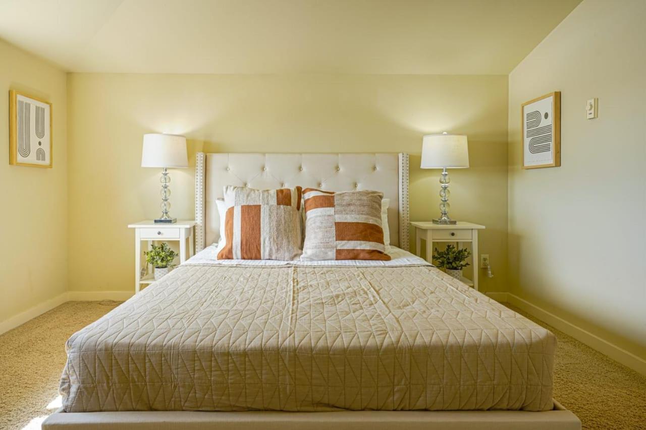 Stylish North Seattle Townhouse- Dual Master Suites Екстер'єр фото