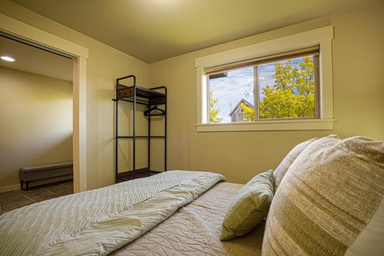 Stylish North Seattle Townhouse- Dual Master Suites Екстер'єр фото