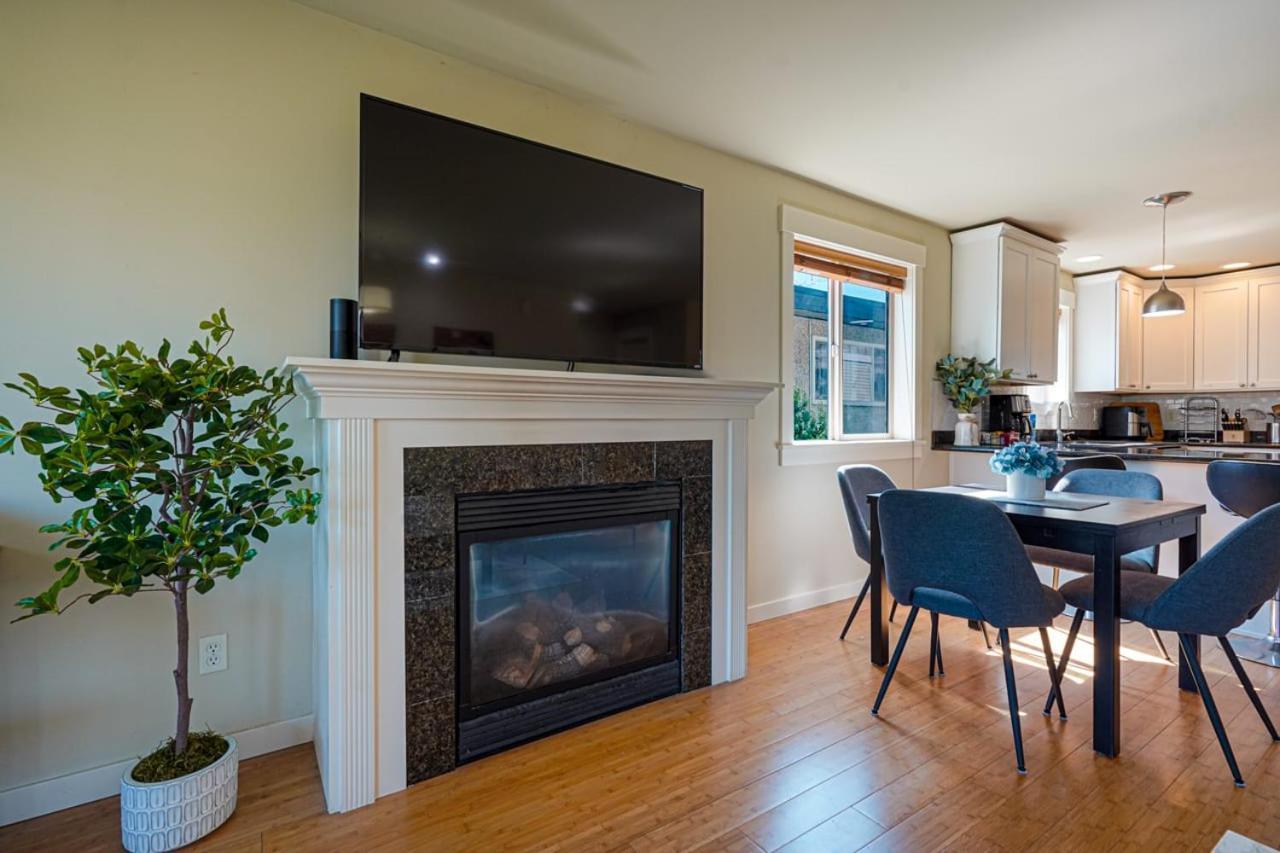 Stylish North Seattle Townhouse- Dual Master Suites Екстер'єр фото