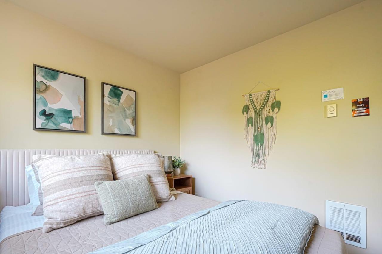Stylish North Seattle Townhouse- Dual Master Suites Екстер'єр фото