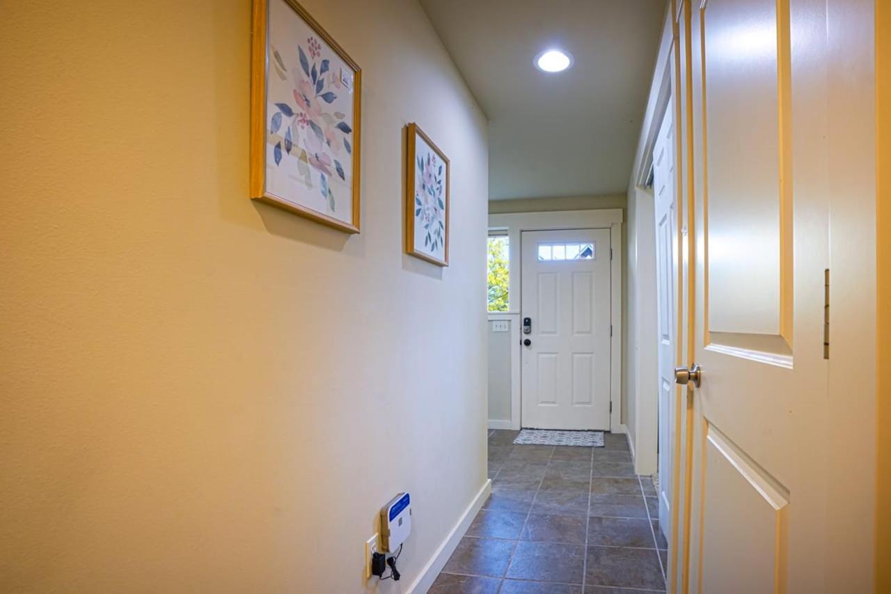 Stylish North Seattle Townhouse- Dual Master Suites Екстер'єр фото