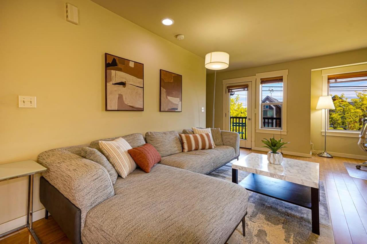 Stylish North Seattle Townhouse- Dual Master Suites Екстер'єр фото