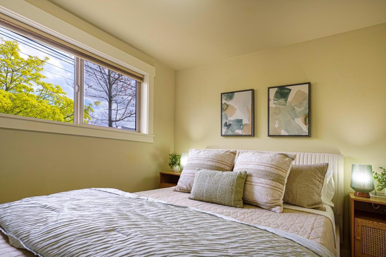 Stylish North Seattle Townhouse- Dual Master Suites Екстер'єр фото